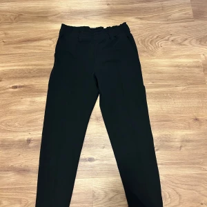 Svarta byxor från Gina Tricot - Svart byxor från Gina Tricot i storlek M. Knappt använda. Använd ca 1 gång 