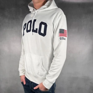 Polo Ralph Lauren Hoodie  - - Ralph Lauren Hoodie — Storlek S — 9/10 - Bra skick utan skavanker — Inkluderat - Hoodie — Retail 2500kr+ — Modellen är 180cm, 65kg 