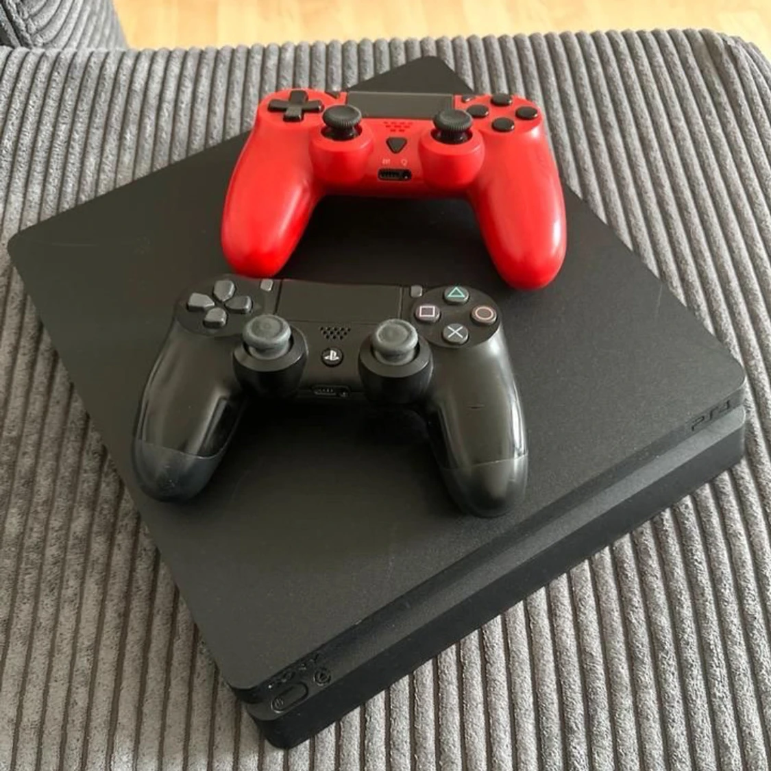 PlayStation 4 Slim med två handkontroller