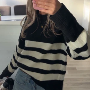 Stickad tröja - Mysig stickad tröja i storlek 158/164 men sitter mer som en XS/S😊