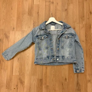 Ljusblå jeansjacka från Gina Tricot - Oanvänd jeansjacka från Gina Tricot i storlek 146/152