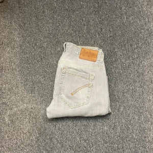  jeans Dondup - Snygga dondup jeans som är bra skick och skit fräscha modellen på bilden är 178. Dom är små så skulle sitta väldigt bra på en lite mindre person.