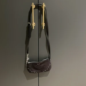 En svart väska från Zara!!💗💗 - En fin svart liten väska från Zara med några silver detaljer!!💗💗