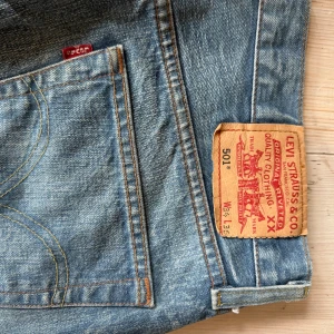 Levis 501 - Storlek 34 36 men är kortade till 82 cm innerbenslängd. Lappen bak har lossnat lite, kan skicka bild
