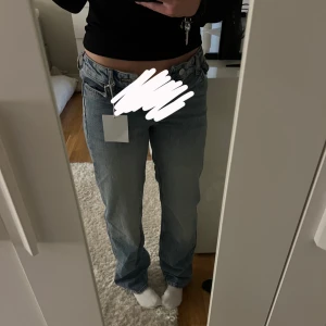 Ljusblå lågmidjade jeans - Säljer ett par helt nya blåa jeans från Bikbok! Jätte sköna och snygga. Hann inte lämna tillbaka dom i tid då storleken var för liten för mig så säljer dom här ist.💕Storlek 24/32! Pris i butik just nu: 699!
