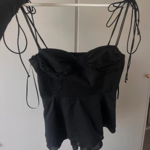 Svart topp - Säljer min så snygga svarta topp från Zara. Aldrig använd, prislapp kvar! Skriv för frågor eller fler bilder. Pris kan diskuteras 🥰