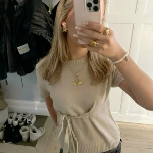 Beige stickad topp med knyt från Zara - Intressekoll på denna fina tröjan från Zara! Kom gärna med prisförslag!!🫶