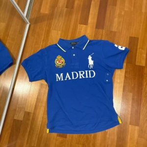 Ralph lauren x cheif keef (Madrid) - Säljer min Ralph lauren pike för den aldrig kommer till andvändning, har nästan aldrig andvänt den har testat den en gång så den är som helt ny. Om där finns några frågor så är det bara att fråga. Skickar samma dag eller dagen därpå⚡️⚡️