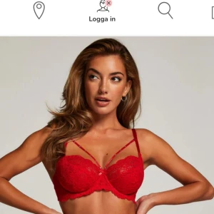 Ny hunkemöller Mariah The Tease  - Endast testad men passade ej. Röd bh med spetsdetaljer, väldigt snygg!! Sök på deras sida om ni vill så ser ni hur den ser ut. Den har avtagbara band med paljetter där fram och en söt rosett. Hör av er vid frågor. 
