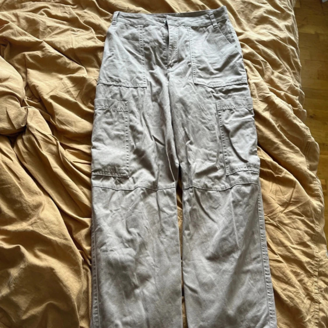 Ljusbruna cargobyxor från Monki