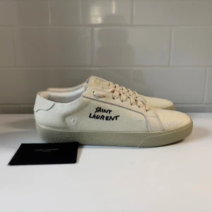 Saint Laurent skor - Vi har nu fått in dessa tvärfeta Saint Laurent dojorna! | SÄNKT PRIS PGA BEHÖV AV PENGAR SNABBT! | Storlek 42 | Tackkort med äkthetscerfifikat medföljer! | ETT PAR GRATIS NUDIE BYXOR FÅS MED SOM TACK | Kvitto kan ev. Rotas upp vid intresse | riktigt bra skick | Nypris ~6000 | Riktigt bra skick | Tveka inte med att komma med frågor eller prisförslag | Mvh!l