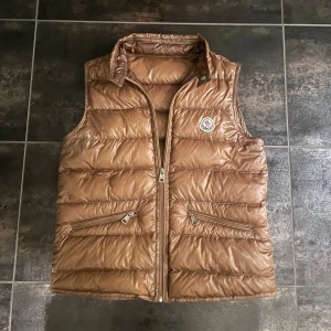 Moncler GUI väst - Tvärfet Moncler Gui i toppskick! Storlek 164 (Passar XS). Inga defekter eller annat. Självklart äkta annars skulle jag skrivit annat, köpt på Vestiaire Collective med authenticity check. Nypris 6-7000kr. Byten kan vara intressant och priset är självklart inte fast! 🙌🙌