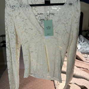 Vit spetsblus från Gina Tricot - Aldrig använd till o med prislapp på!