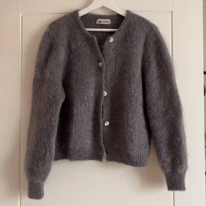 Grå mohair kofta från Chelsea - Grå mohair kofta, onsize men är som en S. Använd max 5 gånger 