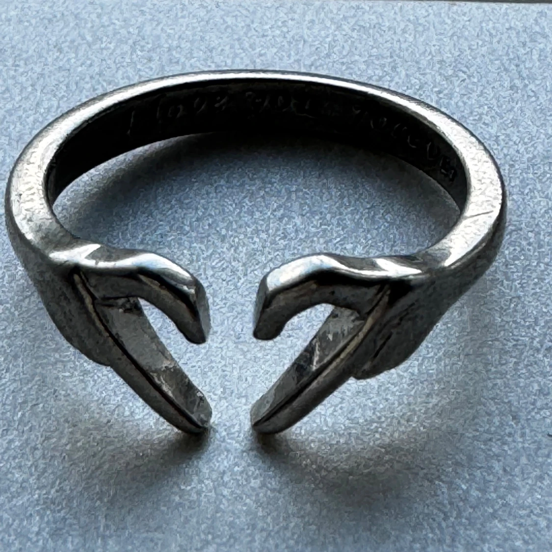 Silvrig ring med händer som bildar ett hjärta - 3