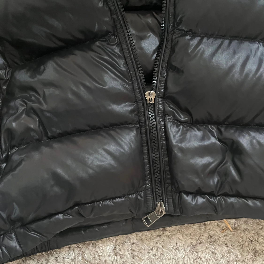 Svart dunväst från Moncler med luva - 4