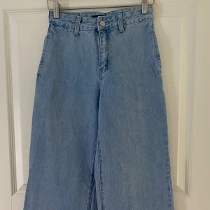 Ljusblå wide jeans från SHEIN - Säljer ett par ljusblå jeans från SHEIN i modell med hög midja och breda ben. Klassisk femficksdesign och bälteshällor. Perfekta för dig som gillar en avslappnad och trendig look. Materialet är klassiskt denim.