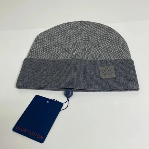 Lv Mössa - Hejsan, säljer en helt ny mössa aldrig tidigare använd. Storlek One Size. Postar alltid inom 24h efter köpet. Skriv gärna om du har fler frågor.
