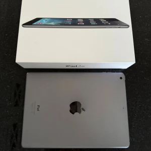 iPad Air 1 (2013) 16GB - Har inte så mycket information om den då den legat i sin kartong i flera år. Den kommer helt återställd!💘 Den har dock använts sparsamt och har inga synliga defekter. Vet inte hur bra den är eller om den laggar något men den fungerar som den ska vad jag ser. Silvrig iPad Air 1 (2013) med   16GB. Kommer i original förpackningen, laddare följer EJ med! (Endast ipaden)💘.                           Bara att skriva om du har några frågor🤗