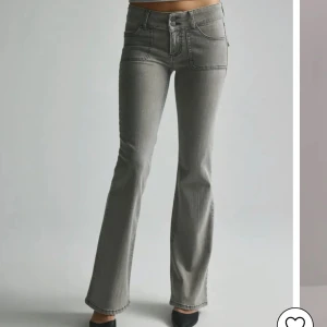 Gråa Bootcut jeans i storlek 36 från Nelly - Säljer mina lågmidjade bootcut jeans i storlek 36 från Nelly! Inte använt många gånger, därav inga synliga defekter! Nypris 699kr men säjer dessa för endast 400kr! Skriv gärna för privata bilder! 