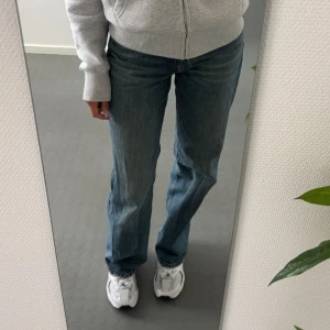 Weekday arrow low jeans - Jeans från weekday i modellen ”arrow low”, raka u modellen och skulle säga medel till låg midja. I väldigt bra skick då jag knappt använt dom. Pris går att diskuteras.