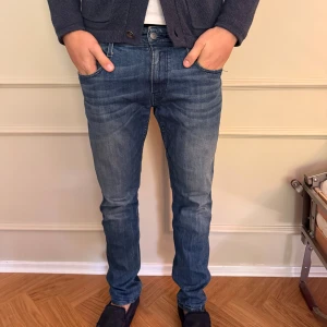 Blå Replay Anbass jeans herr - Säljer ett par blå Replay Anbass jeans, storlek 34/32 fits 31/32 (se bilder) personen på bilden har vanligtvis 30/32 men dessa är steppet stora i midjan men sitter perfa me skärp 