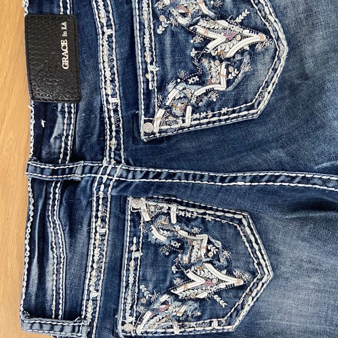 Blå bootcut jeans med broderade fickor (liknar miss me) - 2