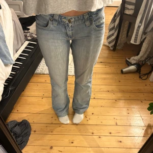 Lee jeans - Jätte fina bootcut lågmidjade jeans från lee. Har sytt ner dom till lågmidjat och även sytt upp längden. Jag är 160 och dom passar perfekt för mig. 