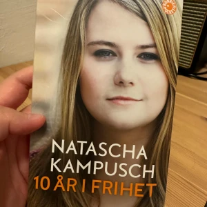 10 år i frihet - En gripande bok där Natascha Kampusch berättar om livet efter sin flykt och kampen för att hitta sig själv. Perfekt för unga vuxna som vill läsa om styrka, identitet och att övervinna svårigheter.