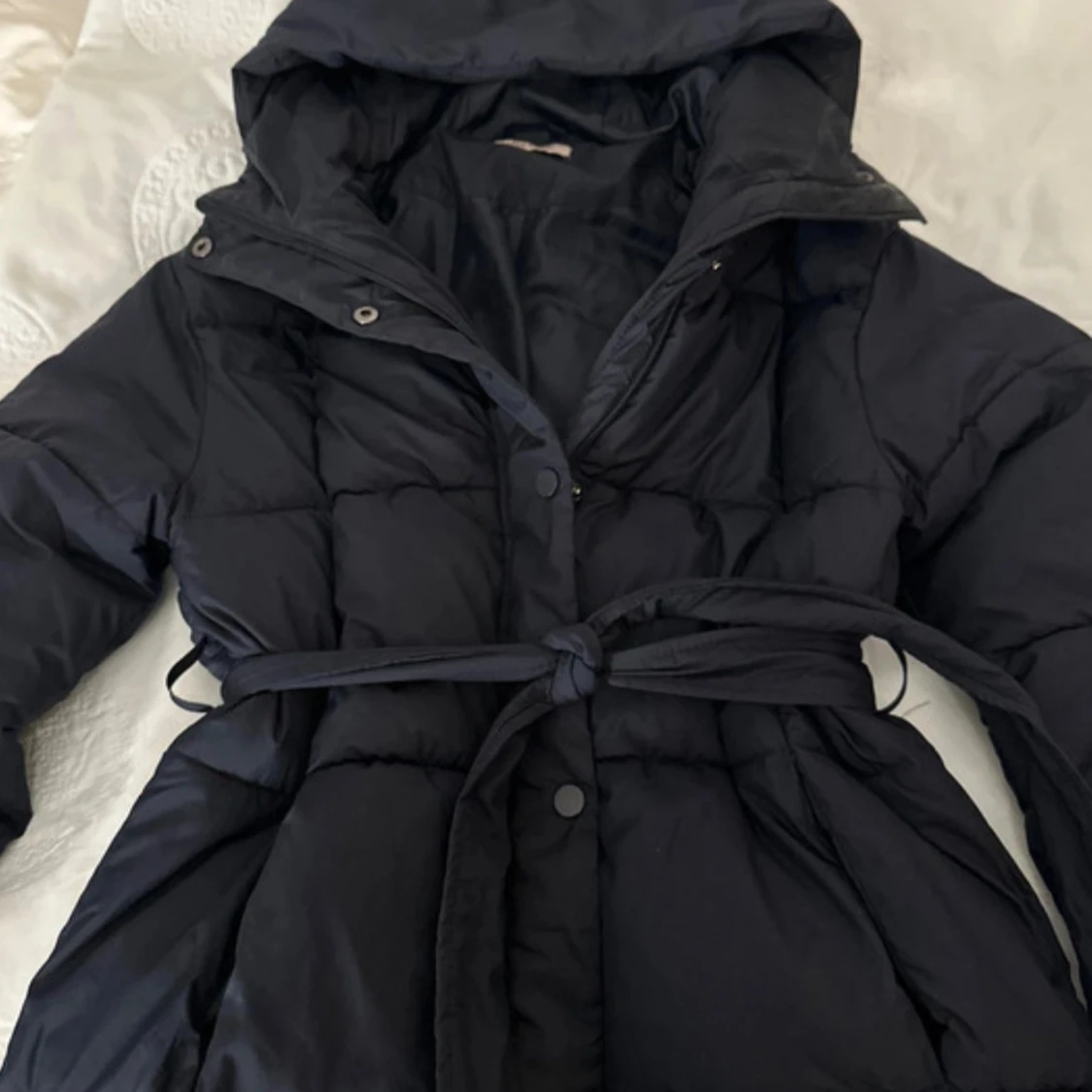 Mörk blå lång pufferjacka med huva