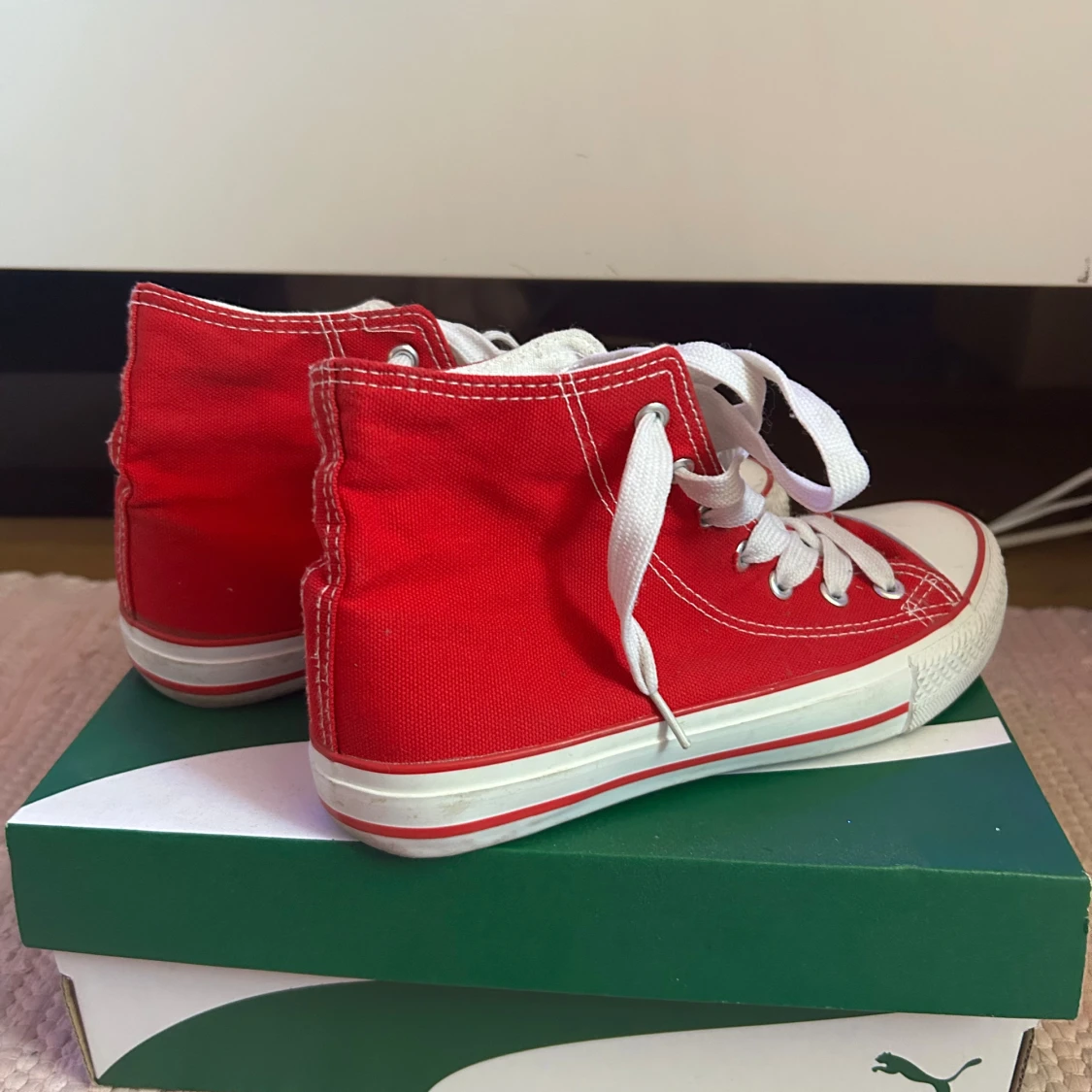 Röda höga sneakers med vit sula