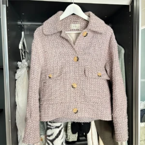 Rosa tweedjacka  - Säljer en snygg rosa tweedjacka från Neo Noir där den är fåtals använd men väl tagen hand om. Man kan se det hamnat lite smuts på själva lappen som man ser i andra bilden. Men det syns ej när man väl har jackan på. Vet ej tyvärr storlek men gissar på S/M!❣️