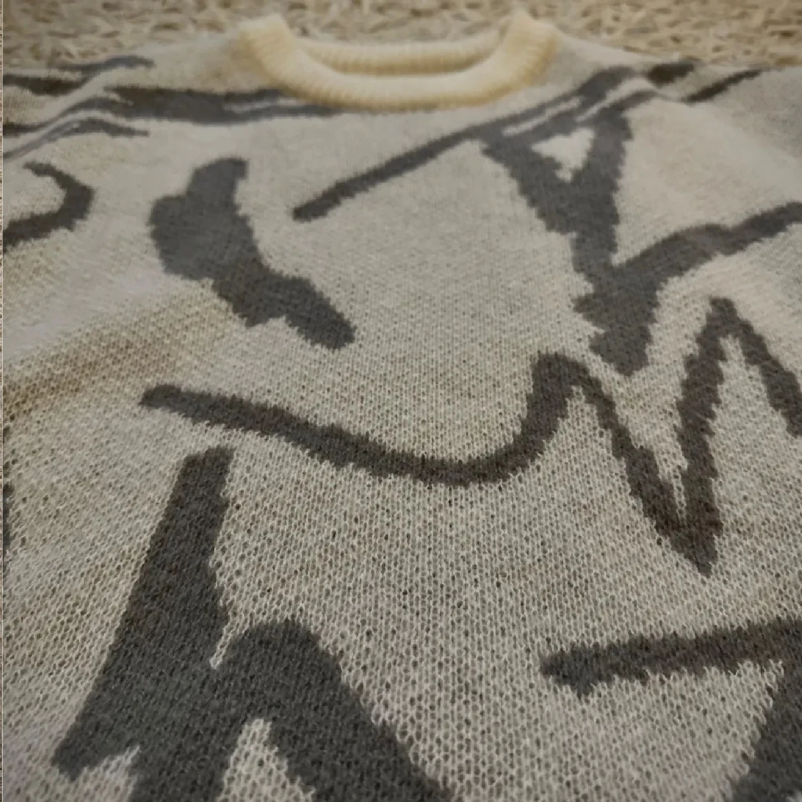 Beige och grå stickad tröja med mönster - 2