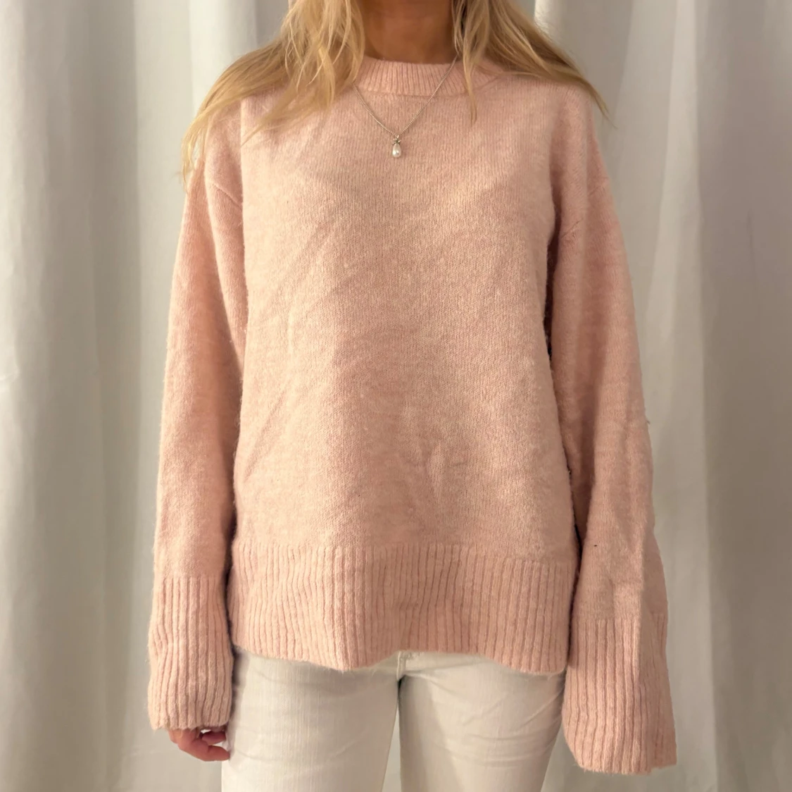 Ljusrosa stickad tröja med ribbade detaljer - 2