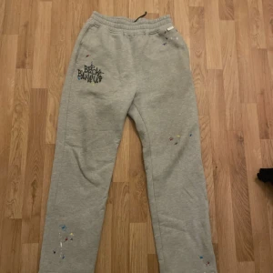 Gråa byxor med färg  - Gråa mjukis byxor från black bananas 