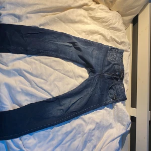 Replay Anbass jeans blå, midwaist - Tjena! Säljer ett par snygga Replay Anbass jeans. Inga defekter . Pris kan såklart diskuteras. Har du en fråga är de bara att hojta!