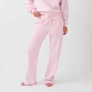 Ljusrosa mjukisbyxor med snörning - Supermysiga ljusrosa mjukisbyxor med snörning i midjan och raka ben. Perfekta för chill dagar hemma eller när du vill vara extra bekväm. Tillverkade i mjukt material som känns skönt mot huden.