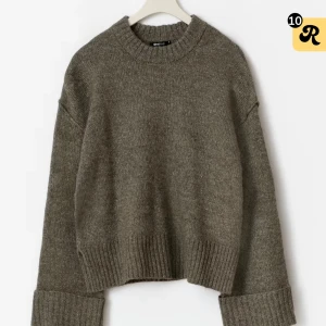 Stickad tröja gina - Brun/ beige stickad tröja från Gina Tricot med normal passform och breda ribbade muddar vid ärmslut och nederkant. Aldrig använd och slutsåld på hemsidan!