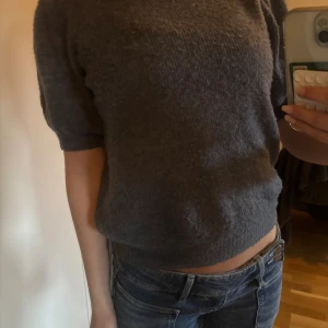  stickad tröja med puffärm - Mysig stickad tröja med korta puffärmar.   