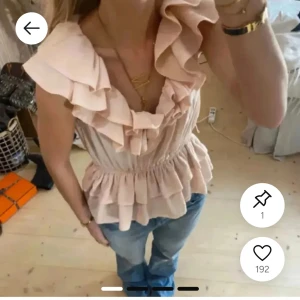 Helt slutsåld ljusrosa volangblus  - Blusen är omsydd vid midjan så den passar en s/xs