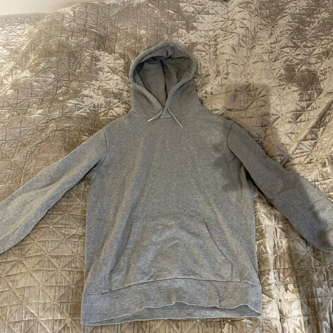 Grå basic hoodie med huva - 2