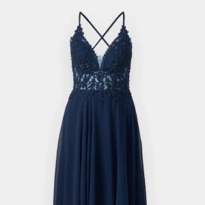 Balklänning  - Säljer min balklänning som är använd en gång. Den är marinblå i strl 40, har normalt strl 36/38.  Jag är 170cm lång och hade endast ballerina skor på mig på balen och då gick den till backen.                                                              Den har en slits på vänster ben. Ordinarie pris var 2 595kr. Sista bilden är samma klänning fast i röd, för att visa hur den ser ut bakifrån. då jag själv inte hade några bra bilder på det. 