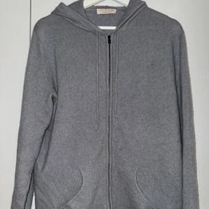 Luca Faloni Cashmere Zip - Säljer min exklusiva Luca Faloni cashmere zip tröja,tillverkad i 100% italiensk kashmir från Cariaggi. Tröjan är otroligt mjuk samt varm:) Perfekt för både vardag och arbete. Kvitto medföljer, samt original packning  Nypris 4900kr