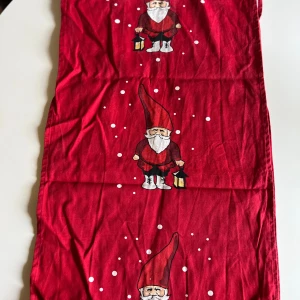 Jul gardiner med tomtar - Julgardiner med tomtar. 2 st