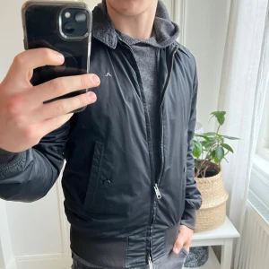 J.lindeberg jacka  - J.lindeberg jacka S, inga större defekter men är använd. Modellen är 180,75 kg och bär S. Väldigt skön och sitter najs! Kom med frågor 🤝 lite fodrad inuti som ni ser. 