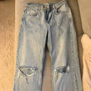 Jeans Gina tricot  - Ljusblå jeans från Gina Tricot med raka ben. Storlek 36
