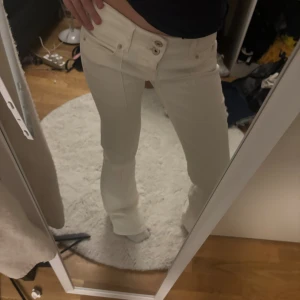 Vita bootcut jeans med låg midja - Säljes då dom tyvärr var för stora, använt en gång!💗Fråga gärna för fler bilder.