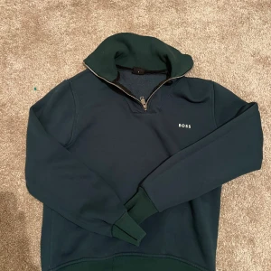 Hugo boss half zip - Fet hugo boss halfzip i storlek S men passar mer som Xs. Perfekt för detta kalla väder och även fet stil för dig. 