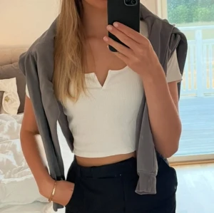 Vit topp - Vit topp från Zara med liten v-skurning.