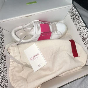 Valentino Garavani Open sneakers vit/rosa - Säljer mina snygga Valentino sneakers i rosa 💕